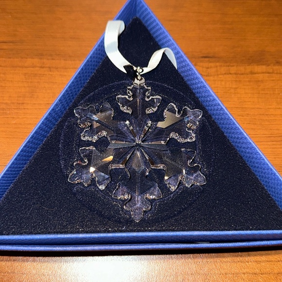 Swarovski Snowflake Ornament 2016 - Picture 1 of 6